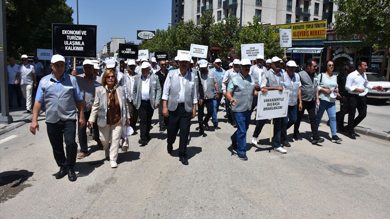 Van'da Uçak Seferlerine Destek Yürüyüşü Düzenlendi