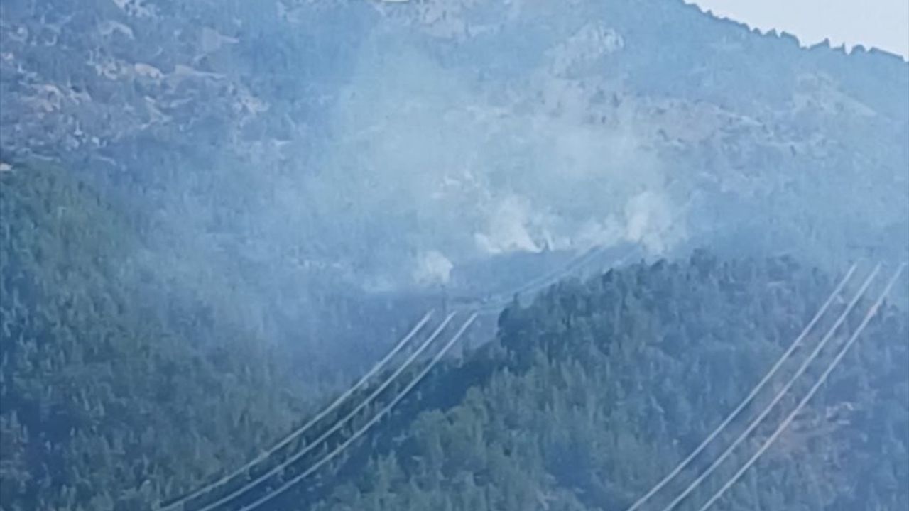 Adana'da Yangınla Mücadele Eden Helikopter Suya Düştü