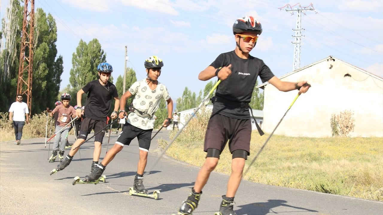 Ağrı'daki Kayaklı Koşu Sporcuları Yaz Sıcaklarında Kış Organizasyonlarına Hazırlanıyor