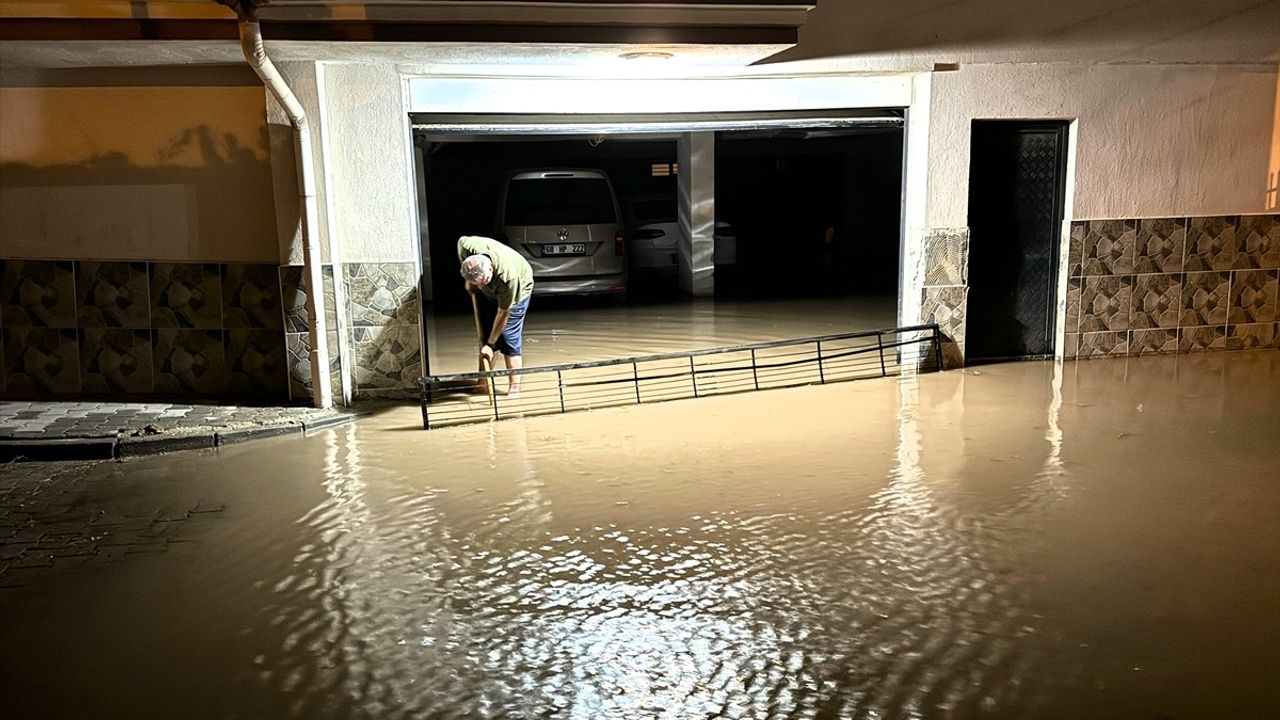 Aksaray'da Sağanak ve Dolu Felaketi: Araçlar Hasar Gördü