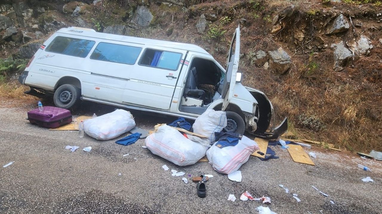 Alanya'da Minibüs Devrildi: 6 Yaralı