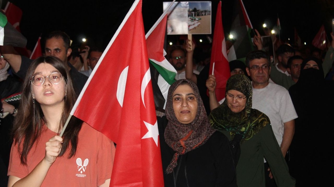 Antalya'da Gazze İçin Protesto Yürüyüşü Düzenlendi