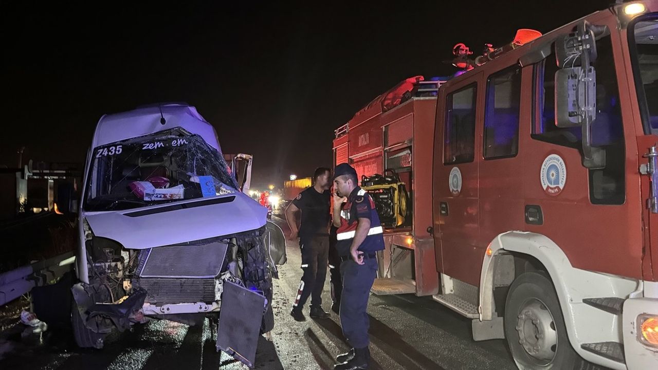 Antalya'daki Kaza: Minibüs Sürücüsü Yaralandı