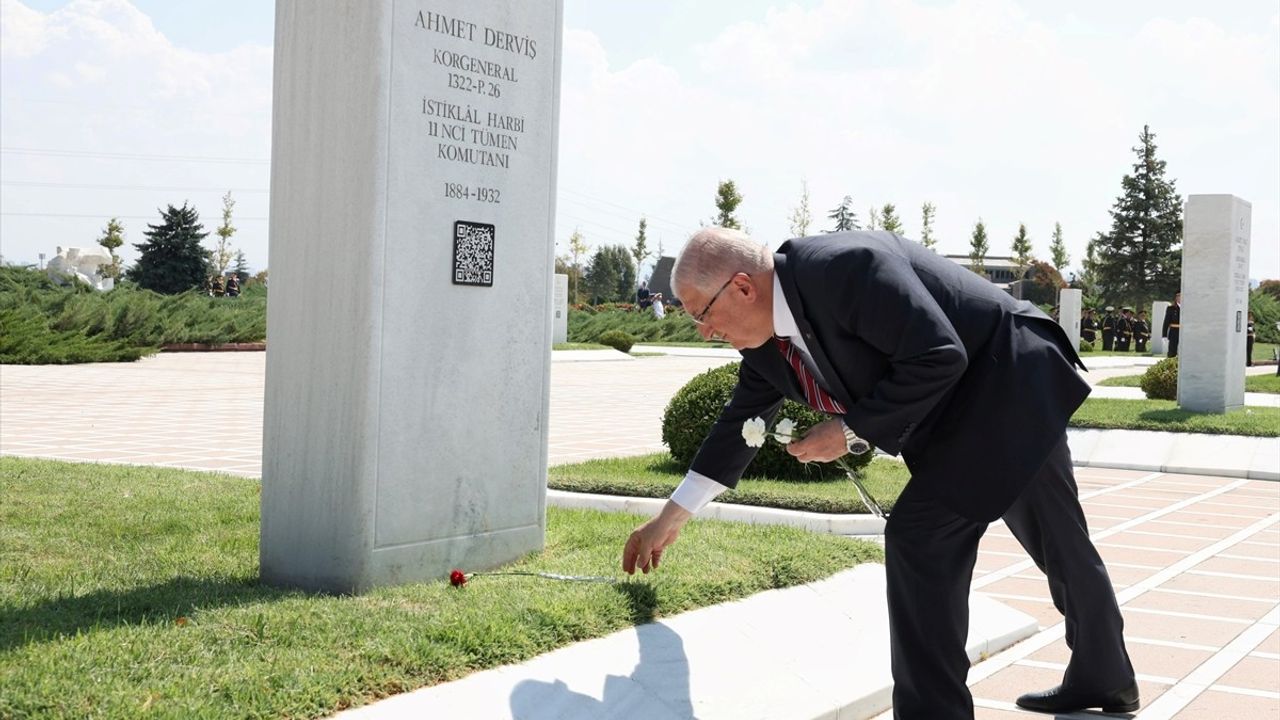 Bakan Güler, Türk Silahlı Kuvvetleri Günü'nde Devlet Mezarlığı'nı Ziyaret Etti