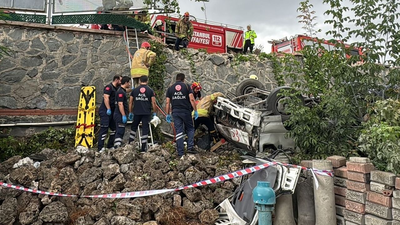 Başakşehir'de Kamyonet Bahçeye Düştü: Sürücü Kurtarıldı