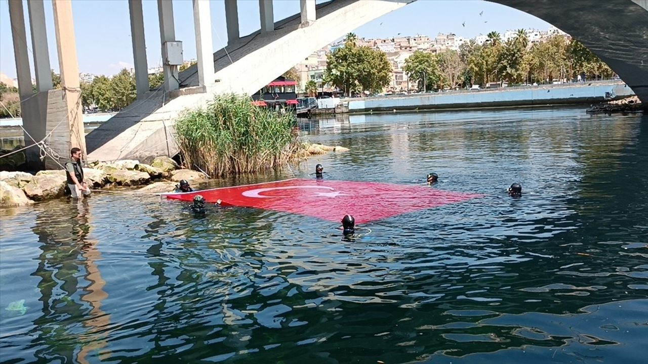 Birecik'te Dalgıçlar Fırat Nehri'nde Türk Bayrağı ile 30 Ağustos'u Kutladı