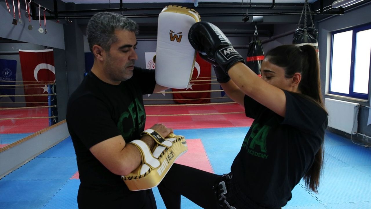 Bitlisli Kız Kardeşler Kick Boks Alanında Zirveye Çıkıyor