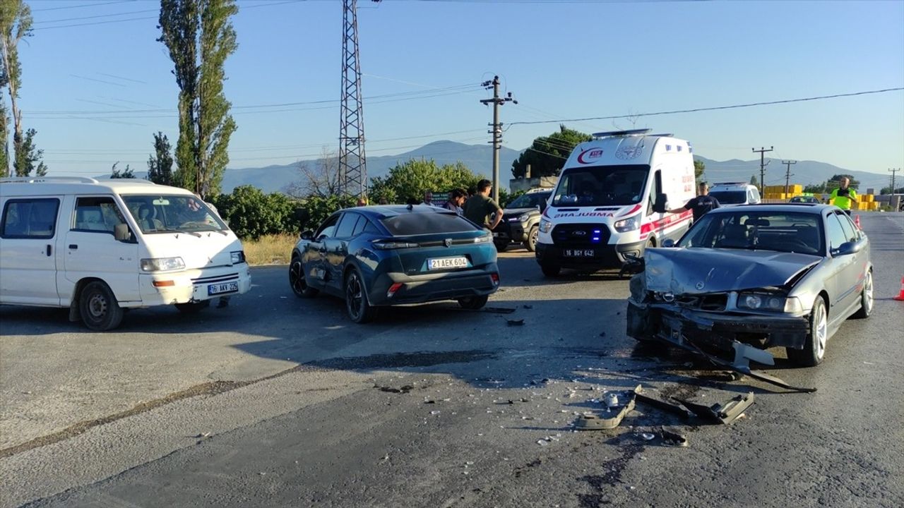 Bursa'da Zincirleme Trafik Kazası: İki Yaralı