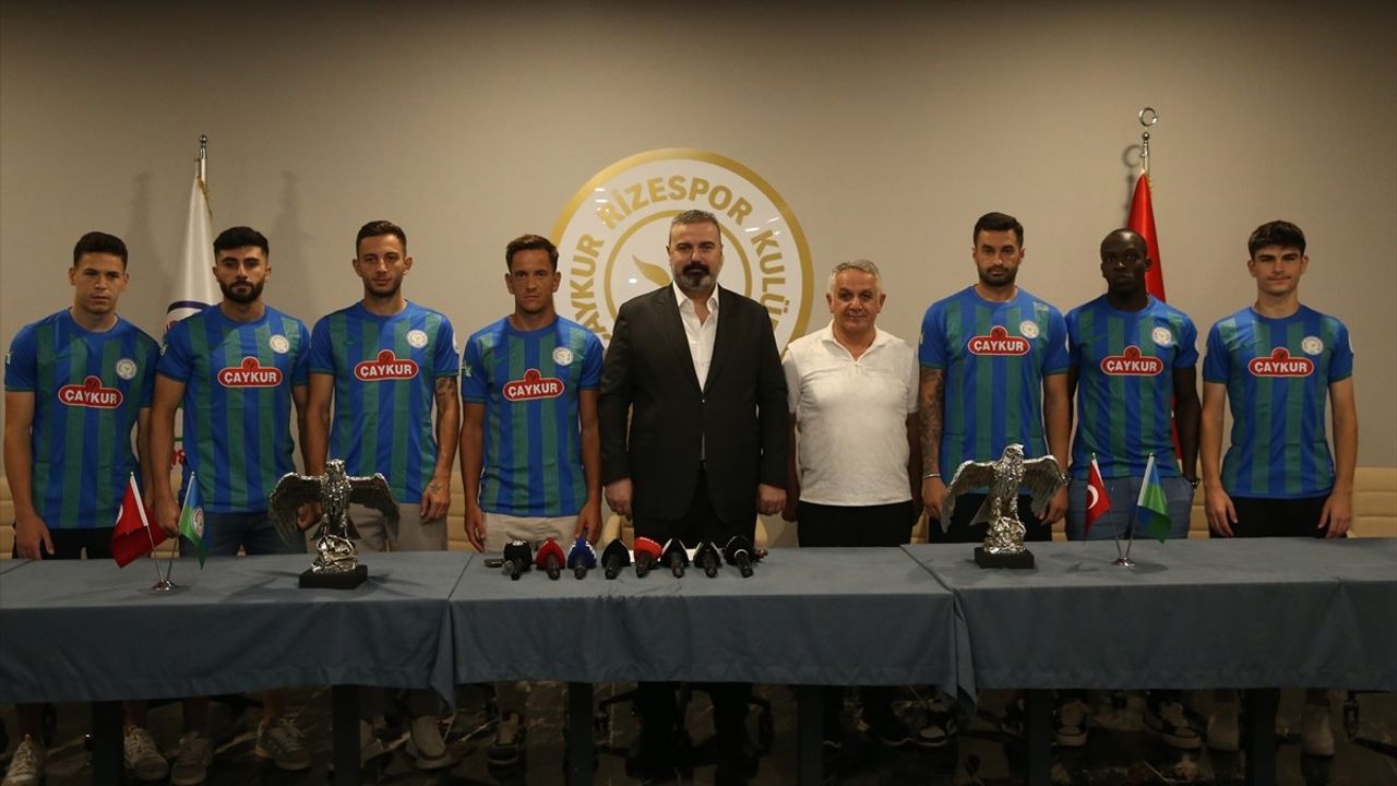 Çaykur Rizespor'dan 7 Yeni Transferle İmza Töreni