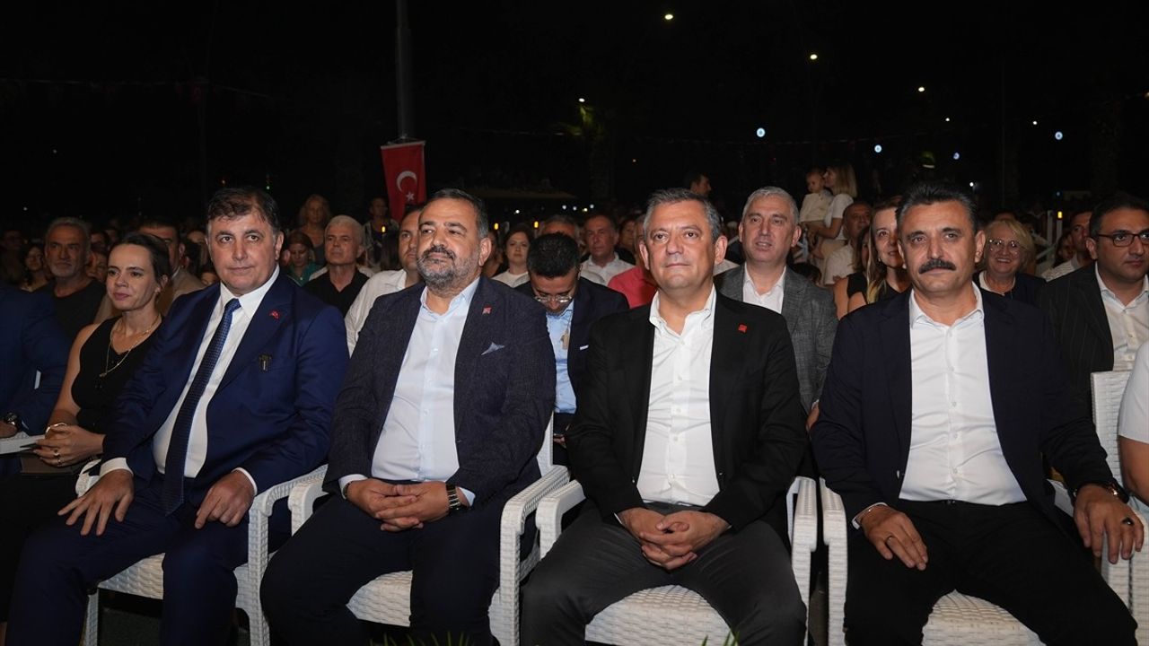 CHP Lideri Özel, Sanatçılar Üzerindeki Baskılara Dikkat Çekti