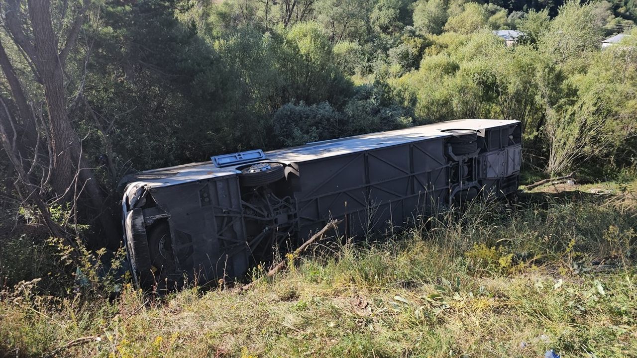 Erzincan'da Yolcu Otobüsü Devrildi: 14 Yaralı