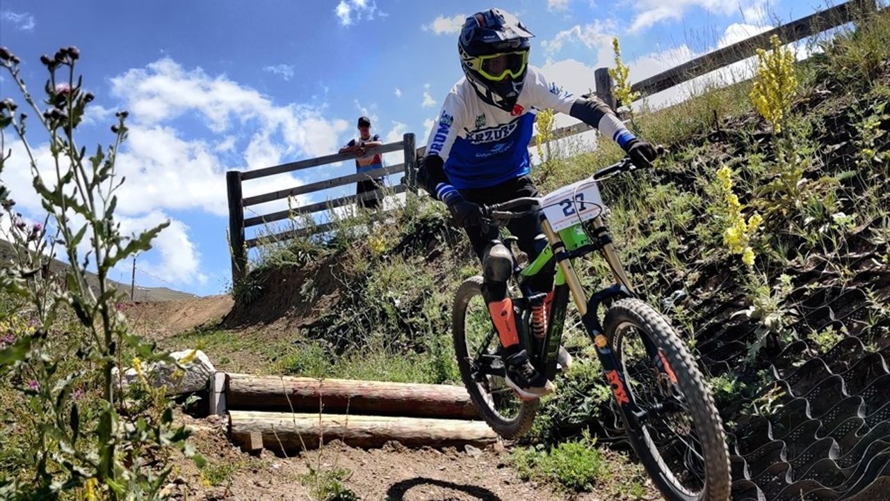 Erzurum'da Downhill Türkiye Şampiyonası Heyecanı