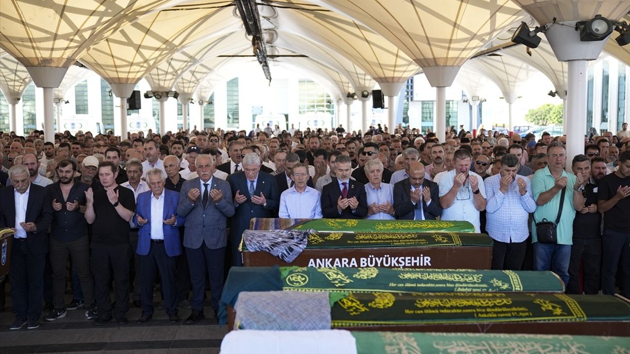 Eski Bakan Şener'in Oğlunun Anneannesinin Cenazesi Görkemli Bir Törenle Uğurlandı