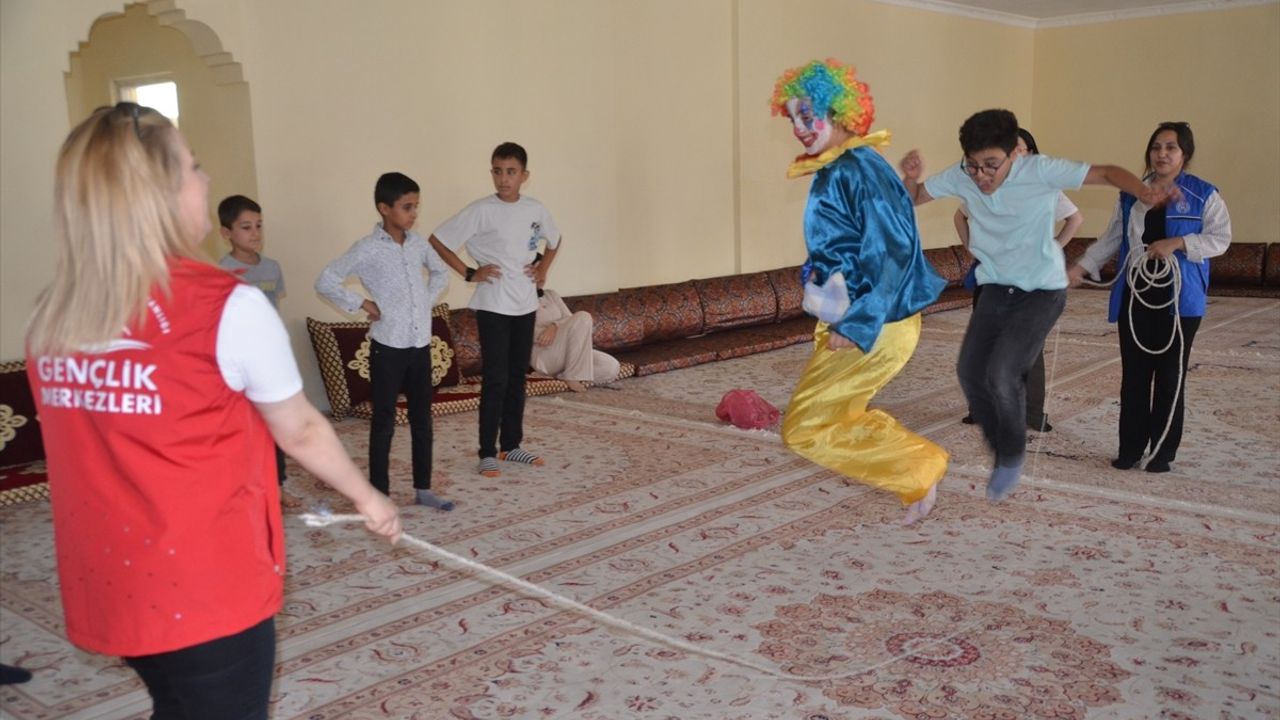 Gönüllü Gençler Yüksekova'da İyilik Ağaçları Ekerek Çocukları Sevindiriyor