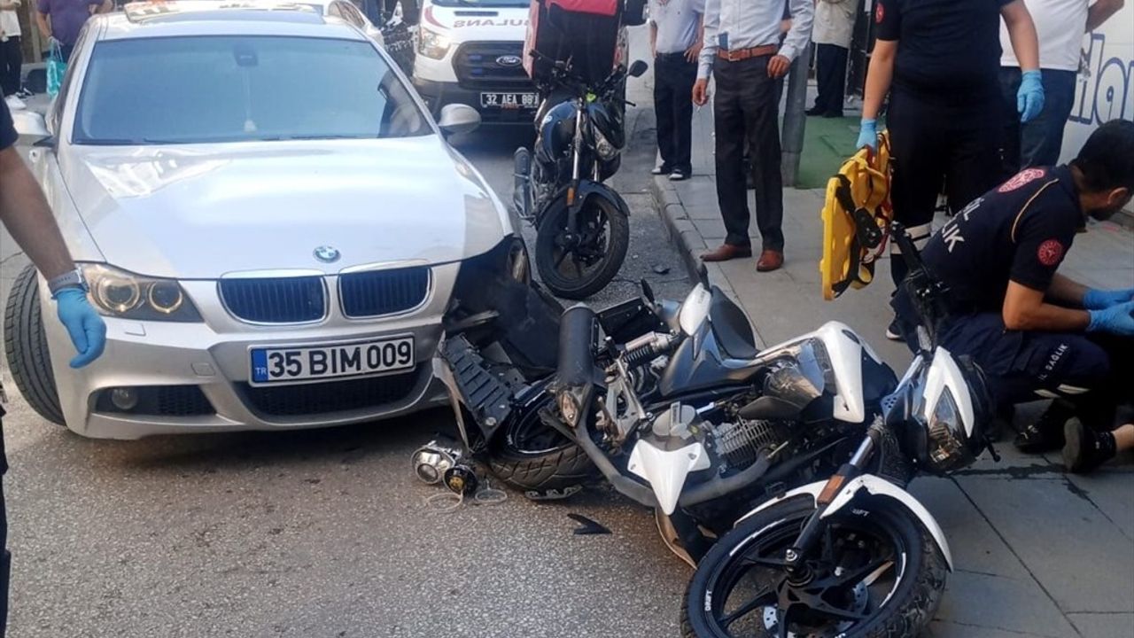 Isparta'da Motosiklet ve Otomobil Kazası Güvenlik Kamerasında