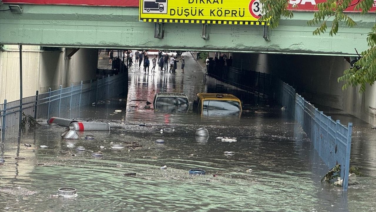 İstanbul'da Sağanak Yağışlar Hayatı Olumsuz Etkiliyor