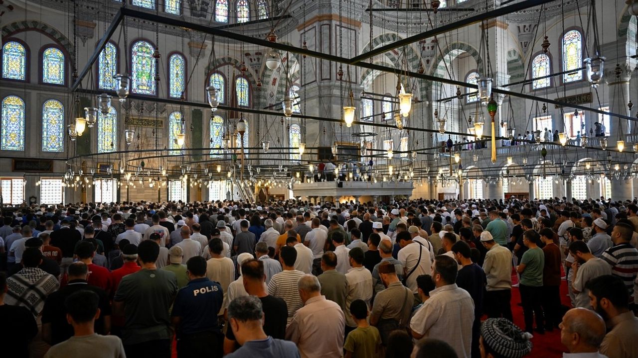 İstanbul'daki Camilerde İsmail Heniyye İçin Gıyabi Cenaze Namazı Kılındı