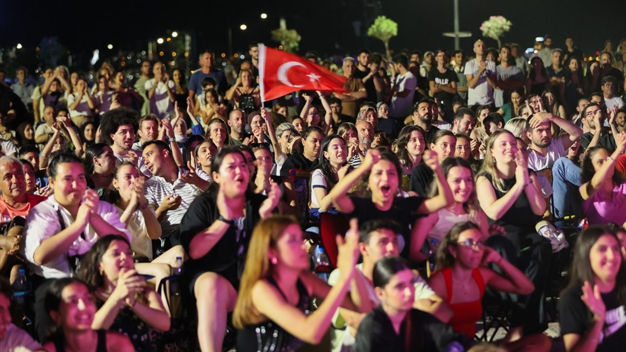 İzmir'de A Milli Voleybol Takımı'nın Maçı Dev Ekranlardan Heyecanla İzlendi