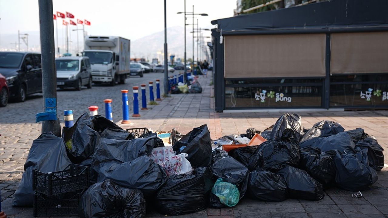 İzmir'de İş Bırakma Eylemi Çöp Sorununu Büyüttü