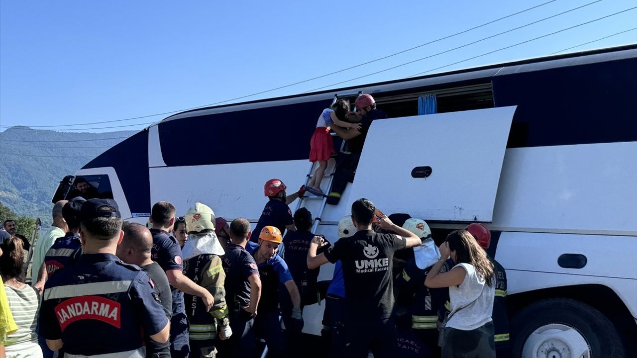 Kartepe'de Yan Yatan Otobüste 43 Yolcu Kurtarıldı