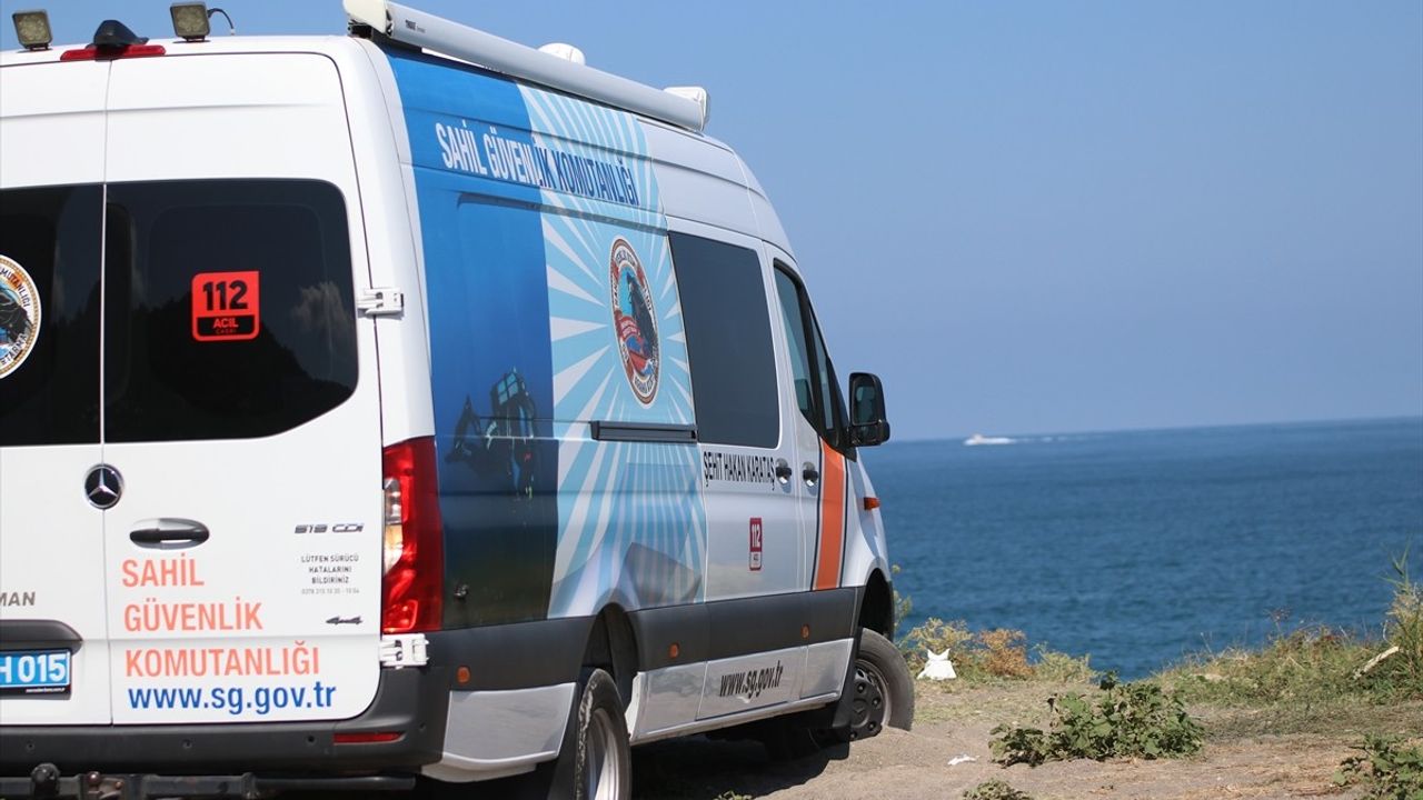 Kastamonu'da Batan Teknedeki Kayıp Kişiler İçin Arama Çalışmaları Devam Ediyor