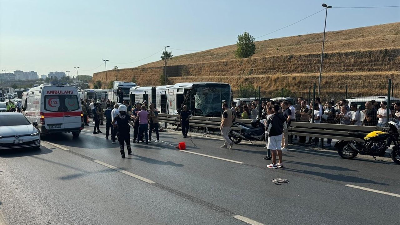 Küçükçekmece'de Metrobüs Kazası: Yaralılar Var