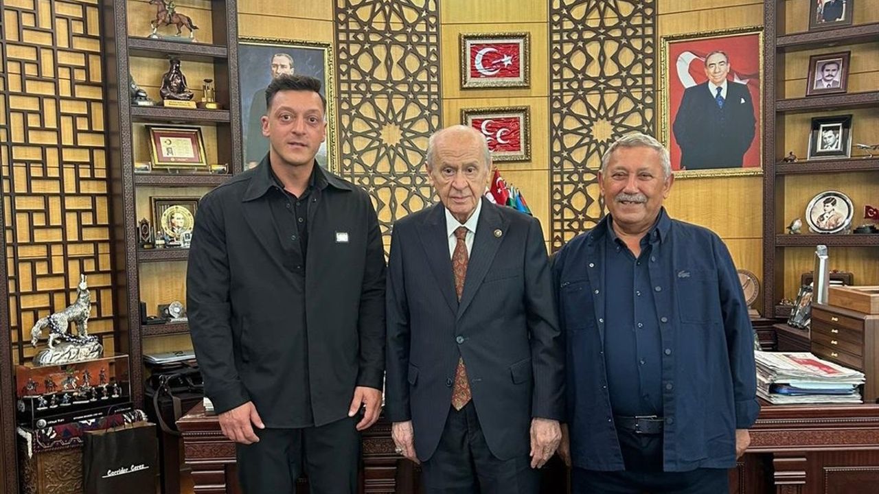 MHP Lideri Bahçeli, Mesut Özil'i Ağırladı