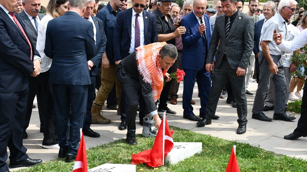 Özgür Özel Dumlupınar'da Zaferi Kutladı: Birlik ve Beraberlik Vurgusu