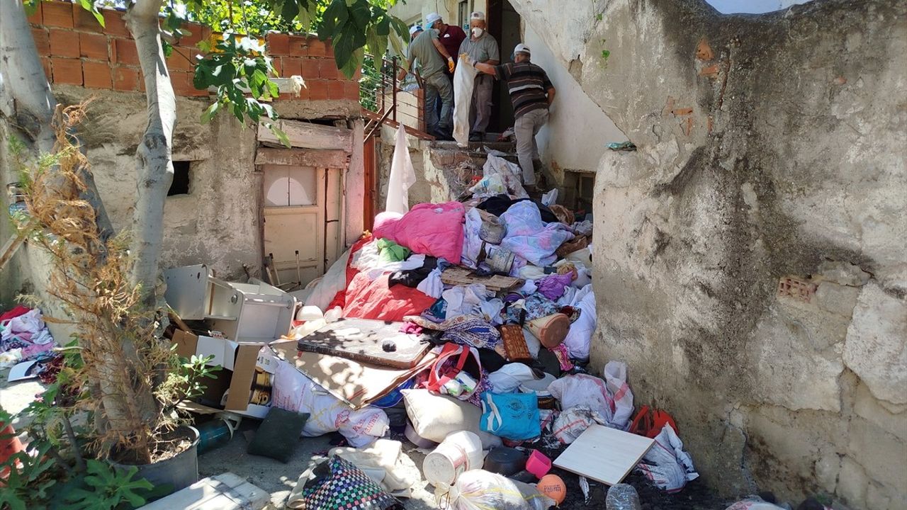 Sinop'ta Kötü Kokulara Neden Olan Evden 7 Kamyon Çöp Çıkarıldı