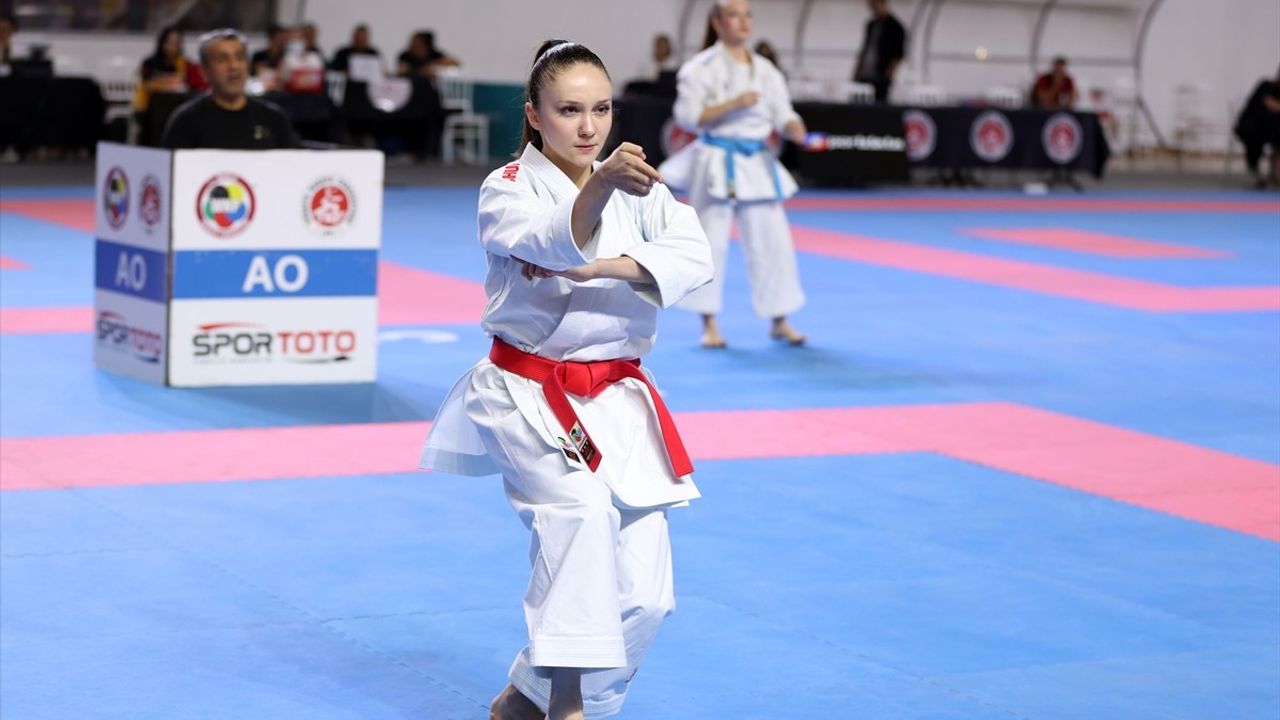 Sivas'ta Karate Türkiye Şampiyonası ve Milli Takım Seçmeleri Başladı