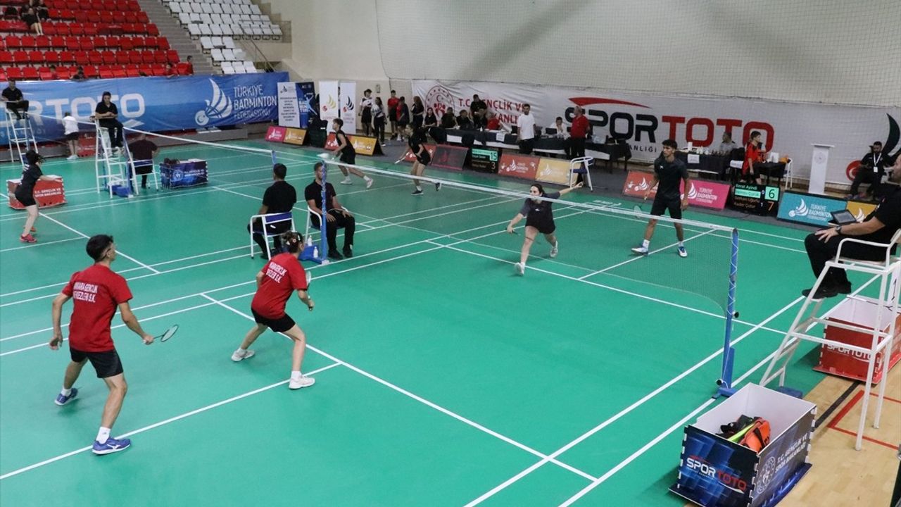 Türkiye Badminton Süper Lig ve Gelişim Ligi Erzincan'da Başladı