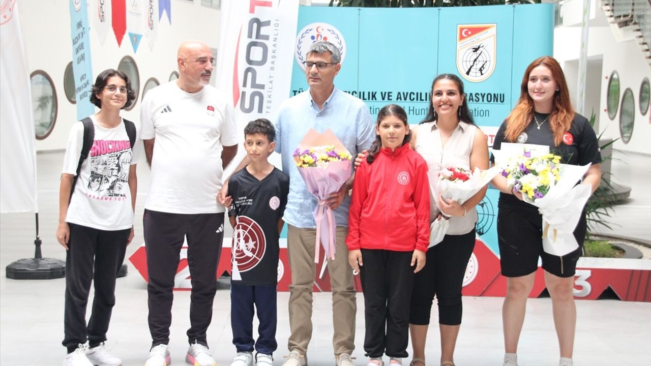 Yusuf Dikeç ve Şevval İlayda Tarhan, Mersin'deki Tesiste Genç Sporcularla Buluştu