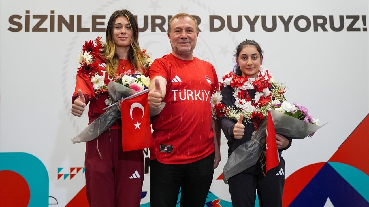 2024 Paris Paralimpik Oyunları'ndan Dönen Sporcular Aileleri ve Federasyon İle Birlikte Karşılandı