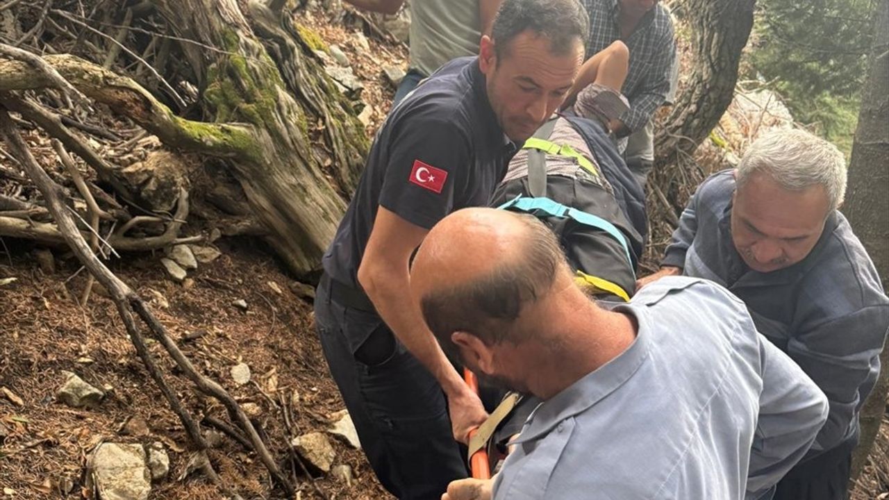 Adana'da Kayalıklardan Düşen Kişi Hastaneye Kaldırıldı