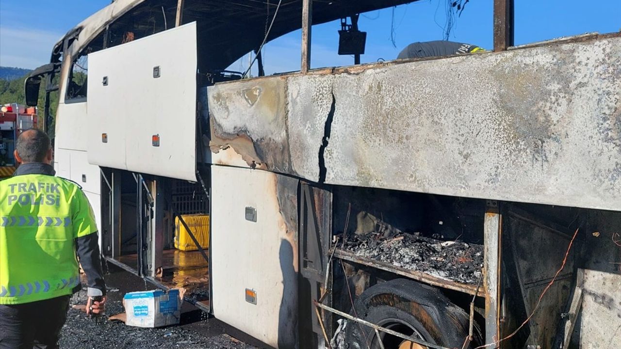 Adana'da Seyir Halinde Otobüs Yangını: 13 Yolcu Güvenle Tahliye Edildi