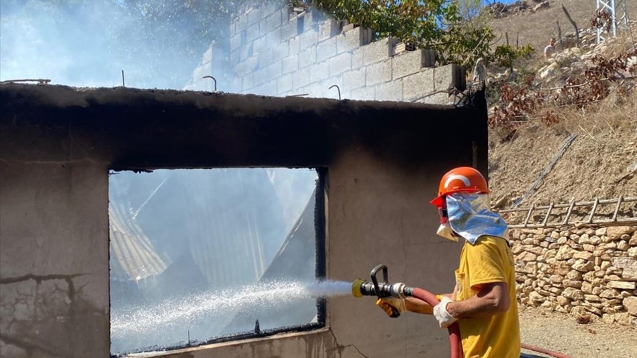 Adana'da Yangın Tehlikesi Önlenerek Kontrol Altına Alındı