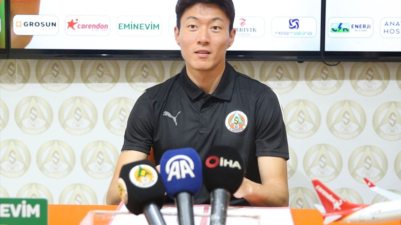 Alanyaspor'un Yeni Transferi Ui-jo Hwang İçin İmza Töreni Düzenlendi