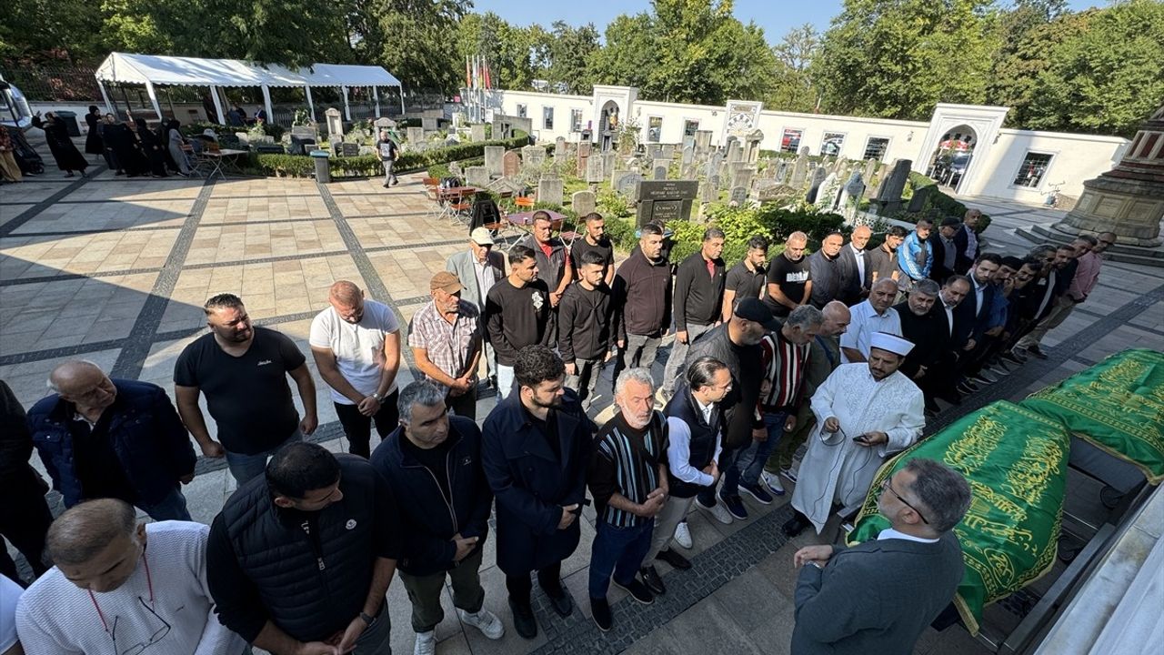 Almanya'daki Yangında Hayatını Kaybeden Anne ve Oğul İçin Cenaze Töreni Düzenlendi