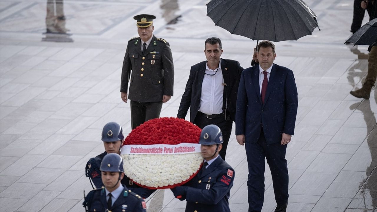 Almanya SPD Eş Genel Başkanı Klingbeil'in Anıtkabir Ziyareti