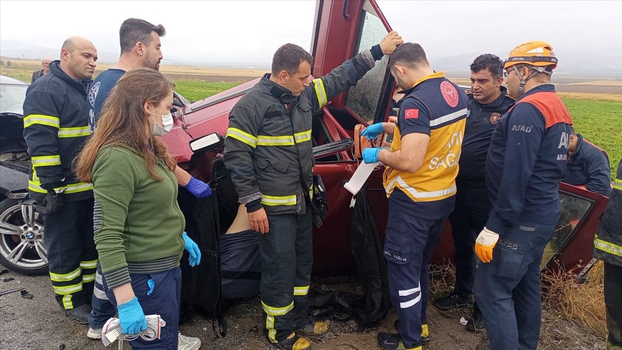 Amasya'da Otomobil Kazası: 2 Ölü, 1 Yaralı