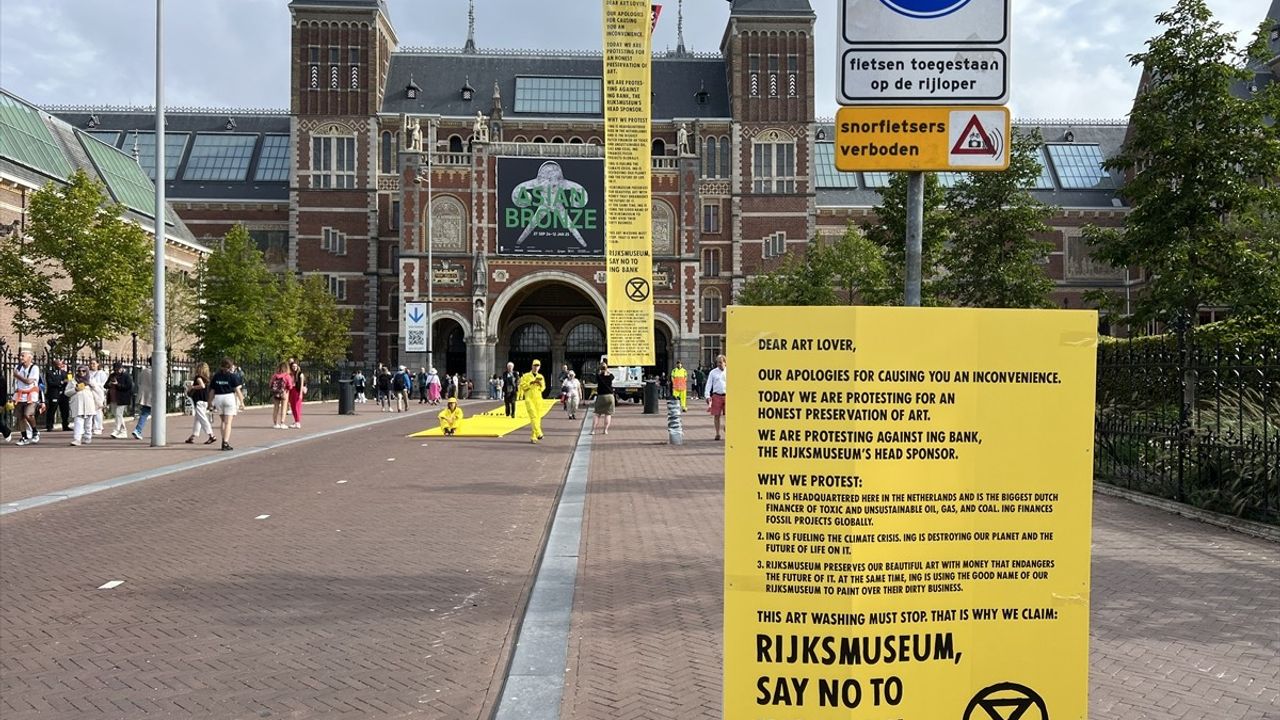 Amsterdam'da İklim Aktivistleri Rijksmuseum'un Girişini Kapattı