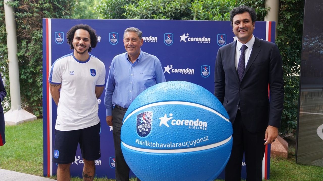 Anadolu Efes ve Corendon Airlines Sponsorluk Anlaşmasını Yeniledi