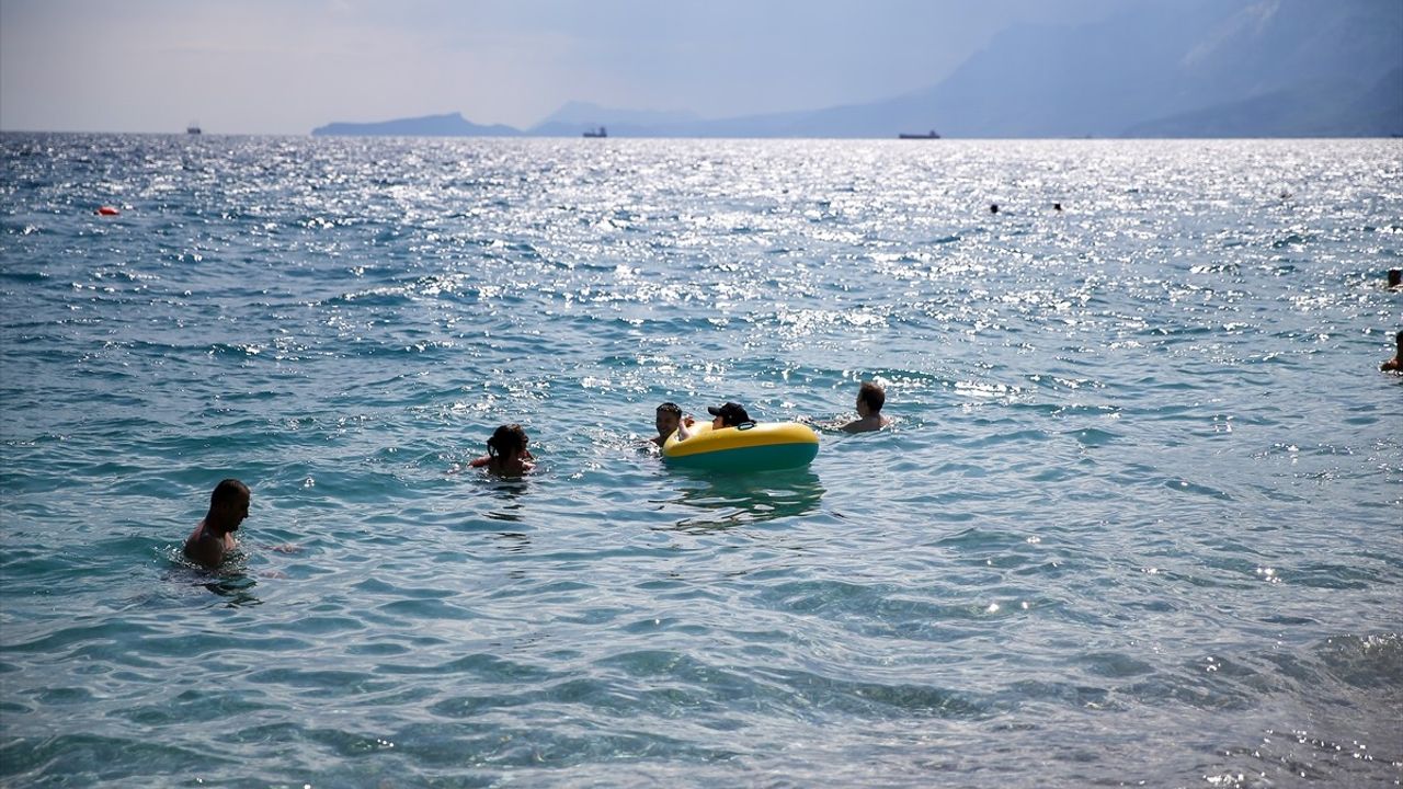 Antalya Sahillerinde Yaz Yoğunluğu Devam Ediyor