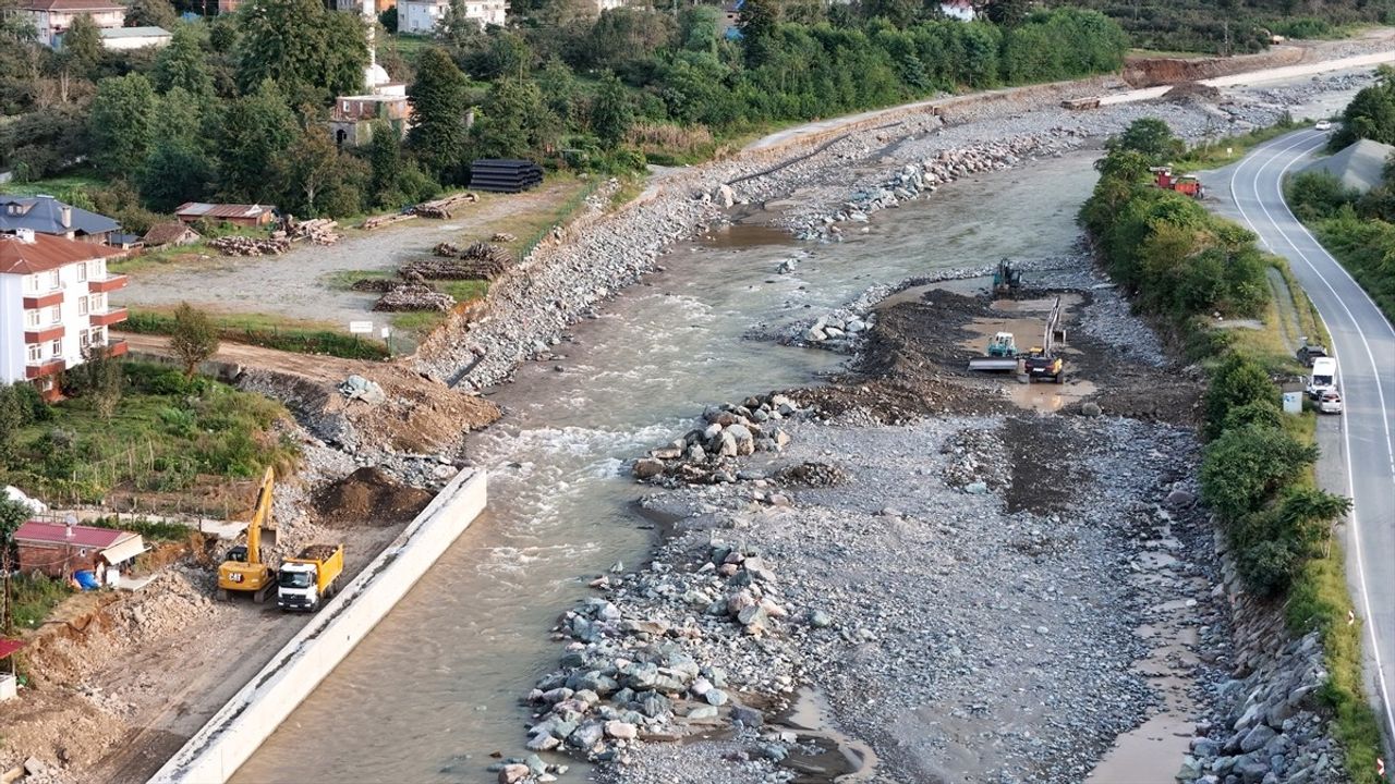 Arhavi'de Taşkın ve Heyelan Sonrası Temizlik Çalışmaları Devam Etmektedir