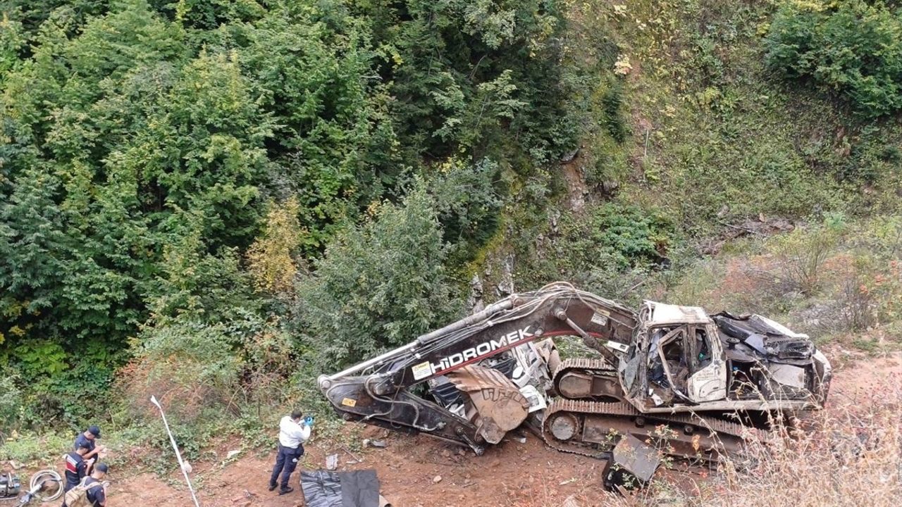 Artvin'de Kamyon Kazası: İki Kişi Hayatını Kaybetti