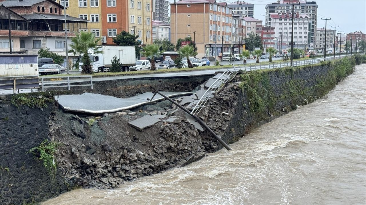 Artvin-Hopa Yolu Çöktü, Ulaşım Alt Üst Oldu