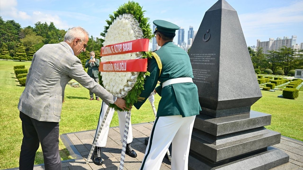 Bakan Uraloğlu'ndan Kore Savaşı Şehitlerine Anma Ziyareti