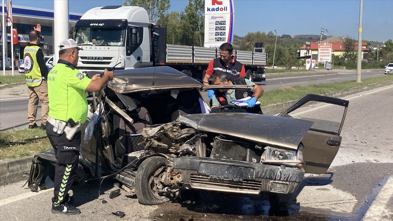 Bartın'da Temizlik Aracına Çarpan Sürücü Ağır Yaralandı