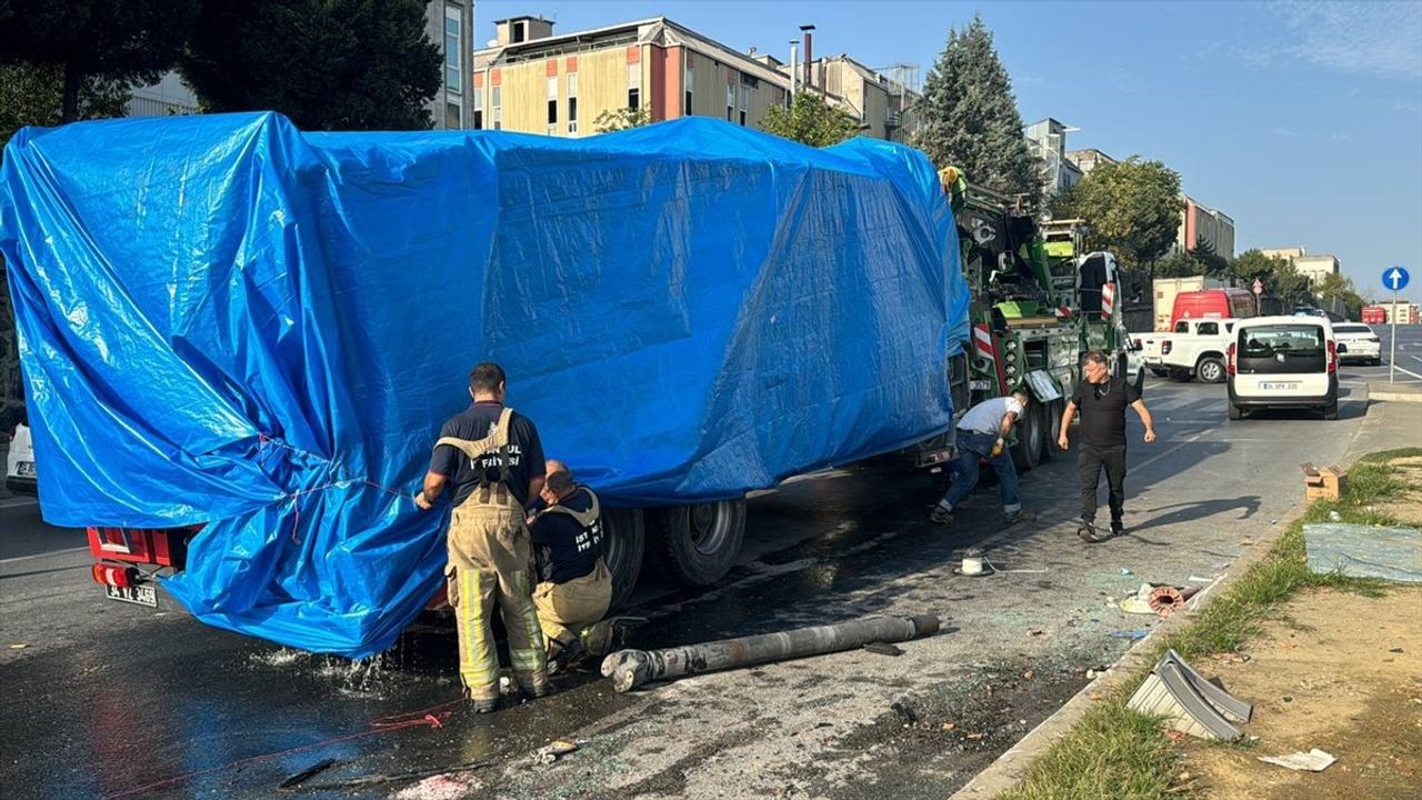 Başakşehir'de İtfaiye Aracı Devildi: 2 Görevli Yaralandı