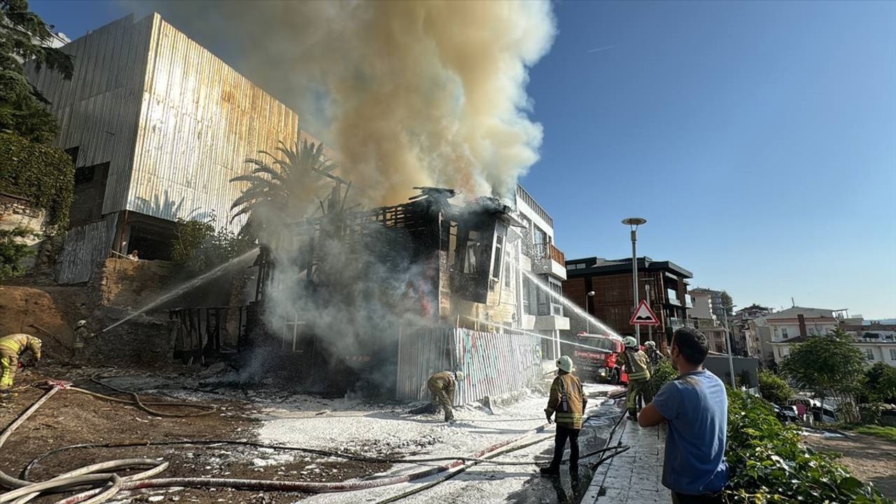 Beyoğlu'nda Metruk Binada Yangın Çıkışı